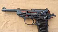 Německá pistole Walther P38 v řezu