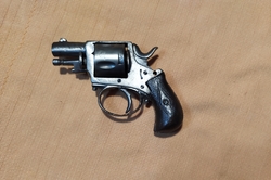 znehodnocený kapesní revolver 