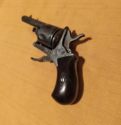 revolver .320CF typ Bulldog na opravu
