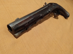 zperkusená pistole 33,5cm