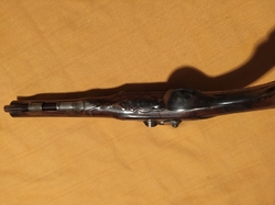 zperkusená pistole 33,5cm