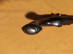 zperkusená pistole 33,5cm