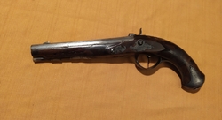 zperkusená pistole 33,5cm