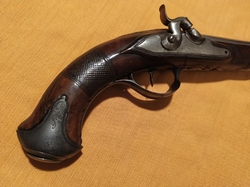 zperkusená pistole 33,5cm