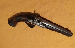 zperkusená pistole 33,5cm
