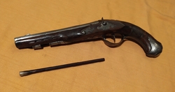 zperkusená pistole 33,5cm