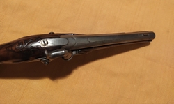 zperkusená pistole 33,5cm