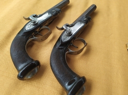 Pár perkusních pistolí s drážkovanou hlavní