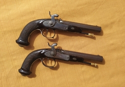 Pár perkusních pistolí s drážkovanou hlavní