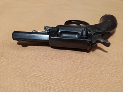 revolver s pojistkou
