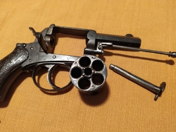 revolver s pojistkou