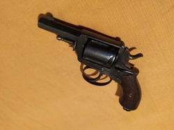 revolver s pojistkou