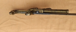 Tesák s křesadlovou pistolí - replika