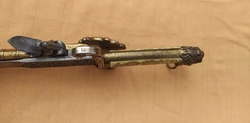 Tesák s křesadlovou pistolí - replika