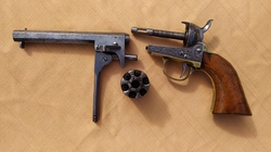 perkusní revolver Colt M1849