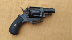 kapesní revolver se sklopnou spouští