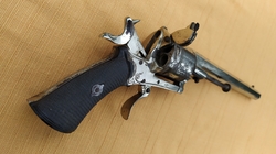 Niklovaný revolver se sklopnou spouští
