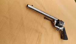 Niklovaný revolver se sklopnou spouští