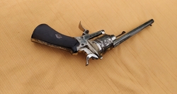 Niklovaný revolver se sklopnou spouští