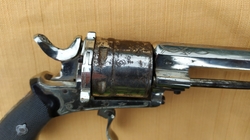 Niklovaný revolver se sklopnou spouští