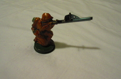 plechová figurka s bazookou na kapslíky
