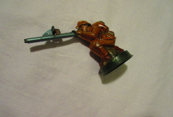 plechová figurka s bazookou na kapslíky